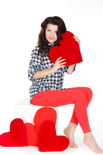 Aftelkalender voor Valentijnsdag. Mooie lachende vrouw met een geschenk in de vorm van hart in zijn handen — Stockfoto