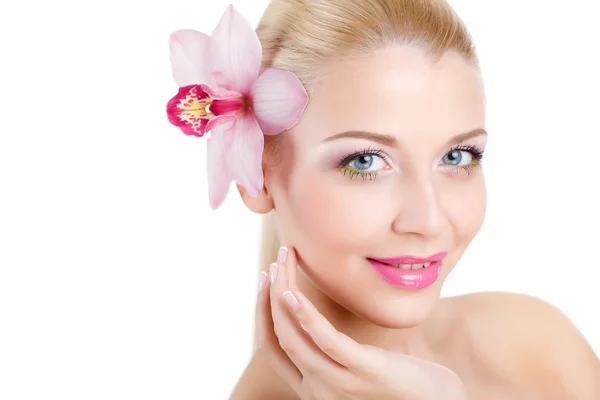 Retrato de la mujer hermosa con la flor de la orquídea en su pelo. cara hermosa mujer modelo. Piel perfecta. Maquillaje profesional. Maquillaje. Aislado sobre fondo blanco — Foto de Stock