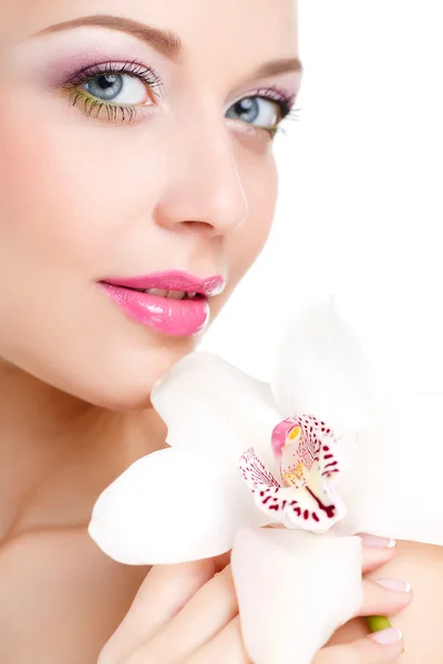 Retrato de la mujer hermosa con la flor de la orquídea en su pelo. cara hermosa mujer modelo. Piel perfecta. Maquillaje profesional. Maquillaje. Aislado sobre fondo blanco — Foto de Stock