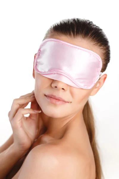 Detailní portrét ženy krásná nahá ramena s růžový šátek na oči izolovaných na bílém pozadí — Stock fotografie
