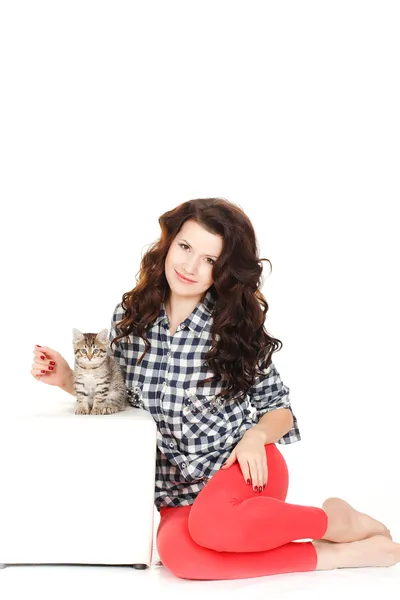 Portrait of a Young pretty woman holding her lovely little cat isolated on a white background — Stock Photo, Image