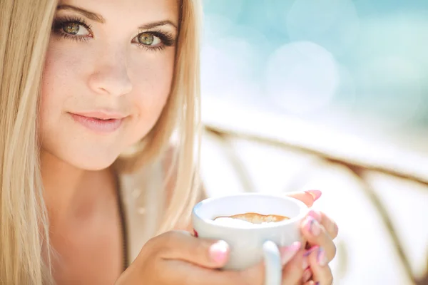 Junge Frau entspannt sich in einem Café im Freien — Stockfoto