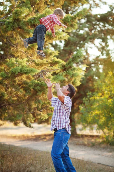 Papa et fils marchant dans le parc en été — Photo