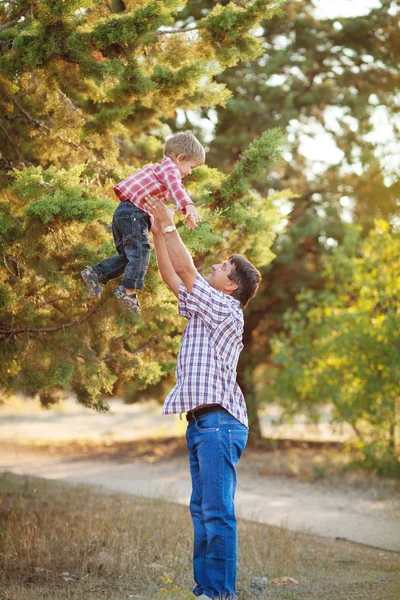 Dad and son walking in the park in summer — Stock Photo, Image