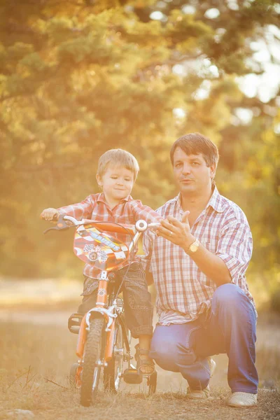 Dad and son walking in the park in summer — Stock Photo, Image