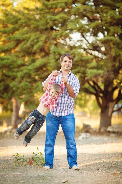 Dad and son walking in the park in summer — Stock Photo, Image