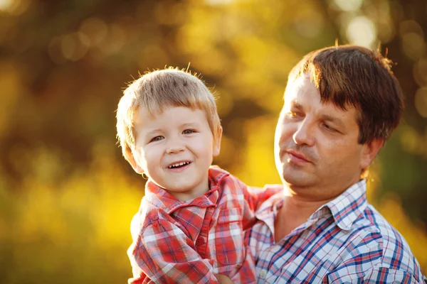 Dad and son walking in the park in summer — Stock Photo, Image