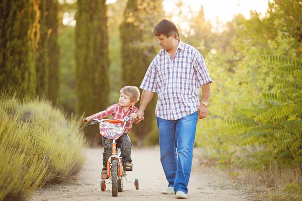 Dad and son walking in the park in summer — Stock Photo, Image