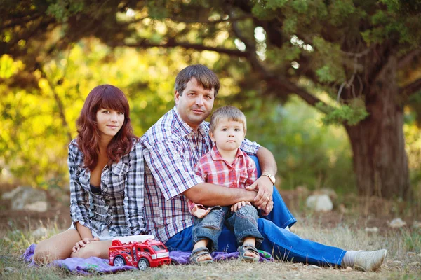 Jeune famille marchant dans le parc d'été — Photo