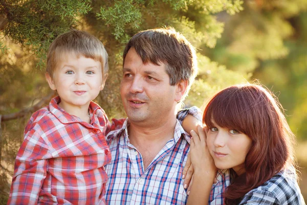 Familia joven caminando en el parque de verano — Foto de Stock