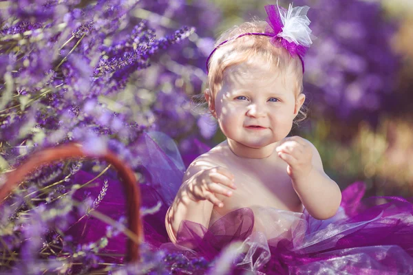 Portret van een schattige lachende meisje in Lavendel veld — Stockfoto