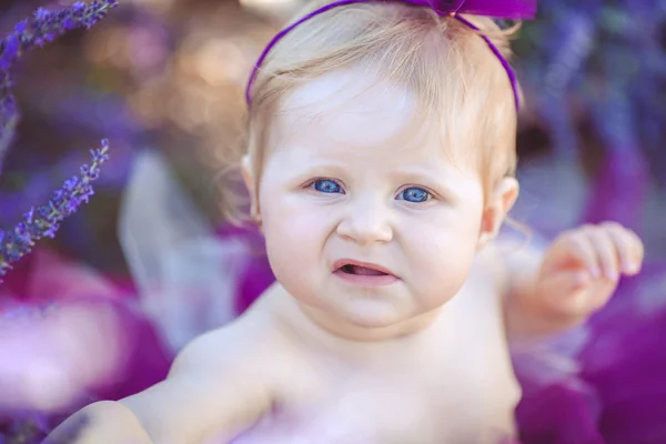 Retrato de una adorable chica sonriente en el campo de lavanda — Foto de Stock