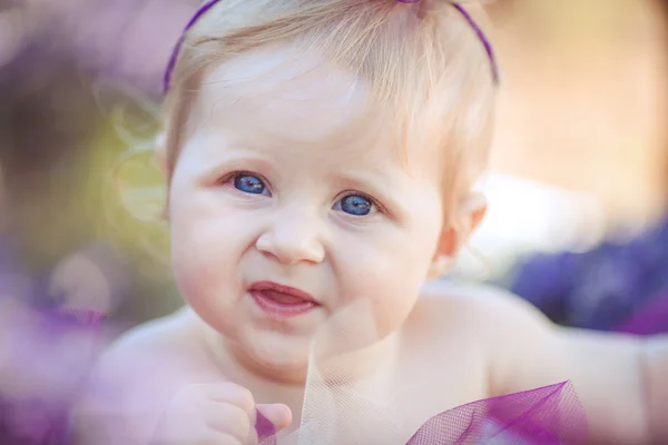 Retrato de uma menina sorridente adorável no campo de lavanda — Fotografia de Stock