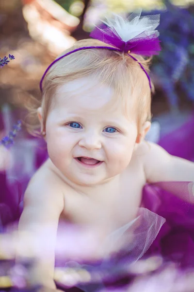 Portret van een schattige lachende meisje in Lavendel veld — Stockfoto