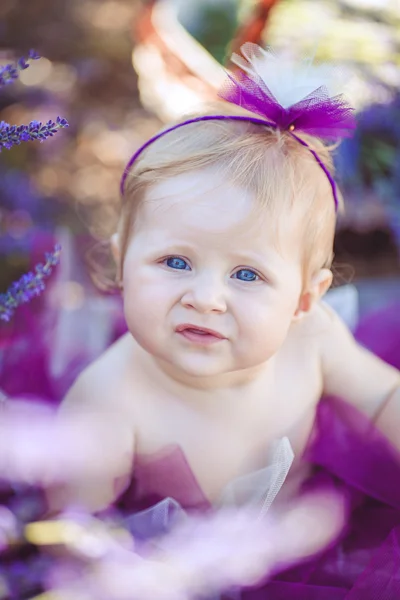 Retrato de una adorable chica sonriente en el campo de lavanda — Foto de Stock