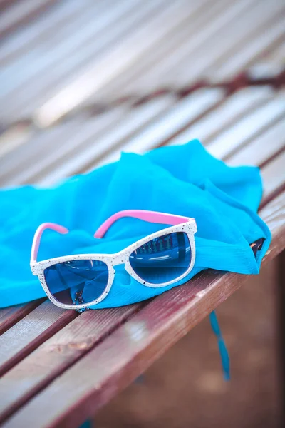 Reflektierende Sonnenbrille am Strand — Stockfoto