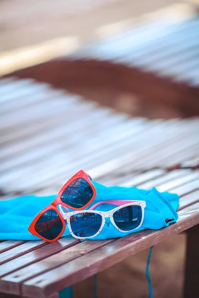 Odzwierciedlając okulary przeciwsłoneczne na plaży — Stock Fotó