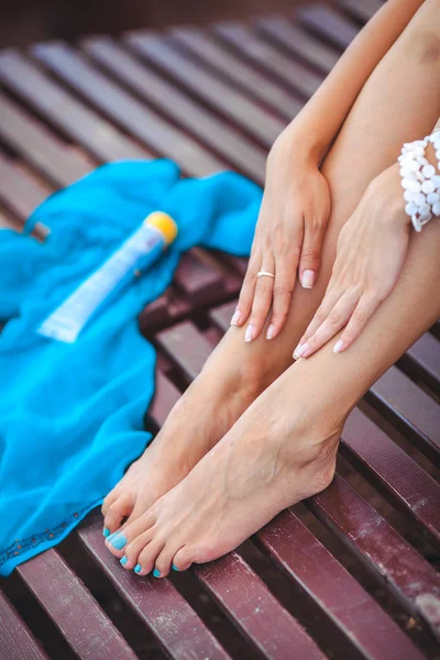 Beautiful female legs on the beach — Stock Photo, Image