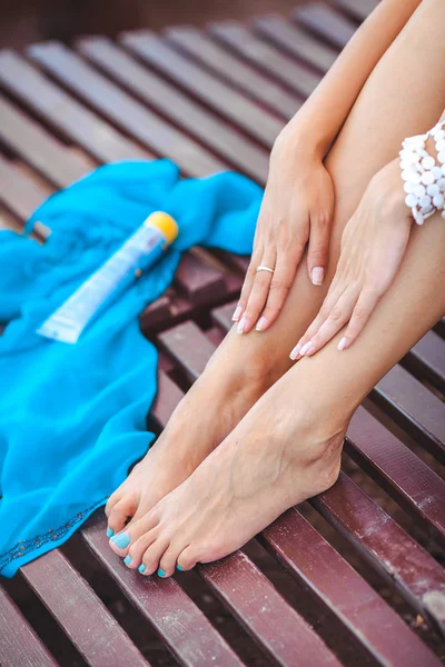 Красиві жіночі ноги на пляжі — стокове фото