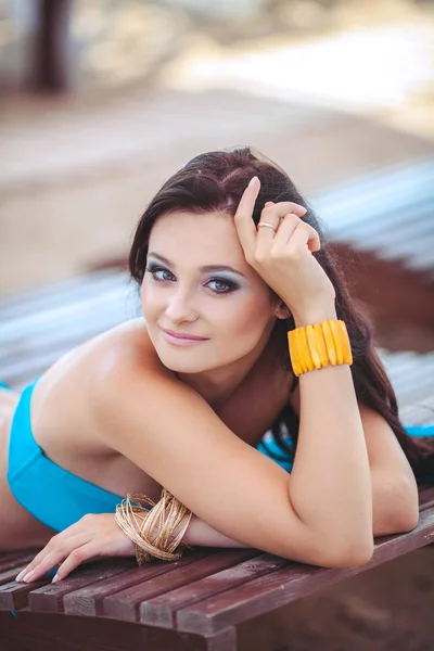 Jonge mooie vrouw op een strand — Stockfoto