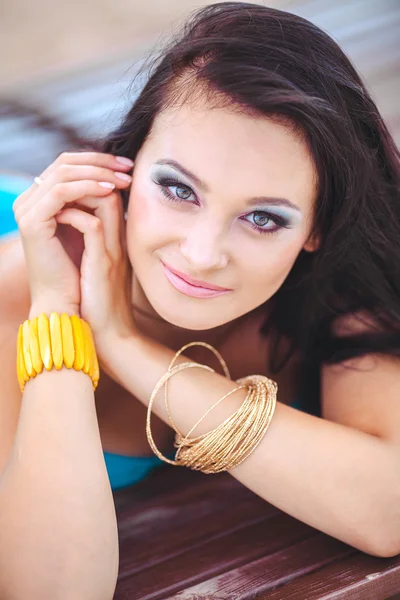 Jonge mooie vrouw op een strand — Stockfoto