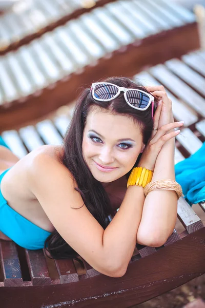 Joven hermosa mujer en una playa — Foto de Stock