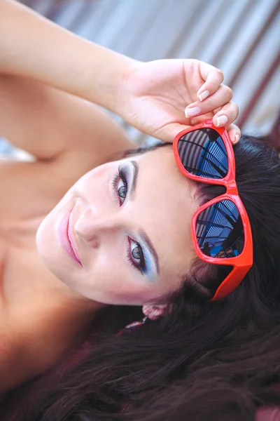 Joven hermosa mujer en una playa — Foto de Stock