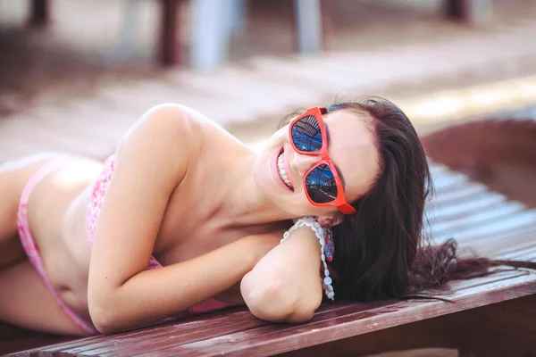 Giovane bella donna su una spiaggia — Foto Stock