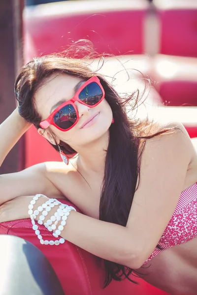 Joven hermosa mujer en una playa — Foto de Stock