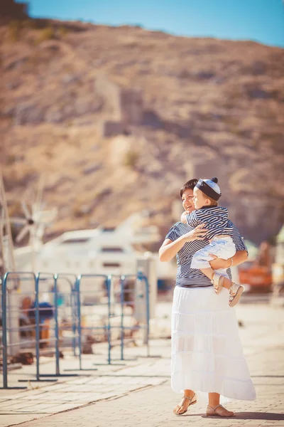 Mujer con hijo en muelle — Foto de Stock