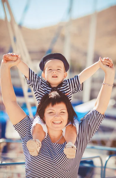 Vrouw met zoon op pier — Stockfoto