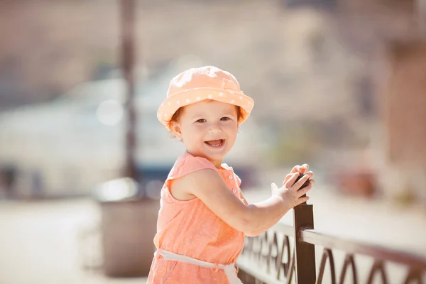 Gadis kecil berjalan di luar ruangan musim panas — Stok Foto