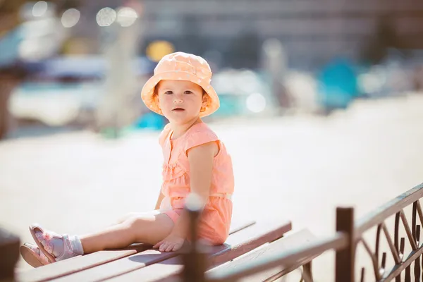 Menina no passeio no verão ao ar livre — Fotografia de Stock
