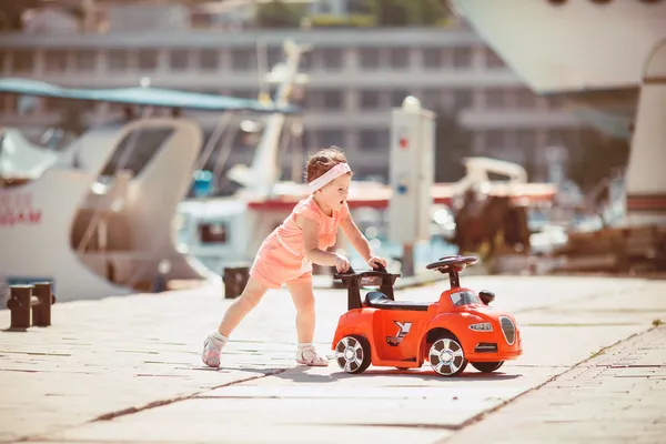 Kleines Mädchen spaziert im Sommer im Freien — Stockfoto