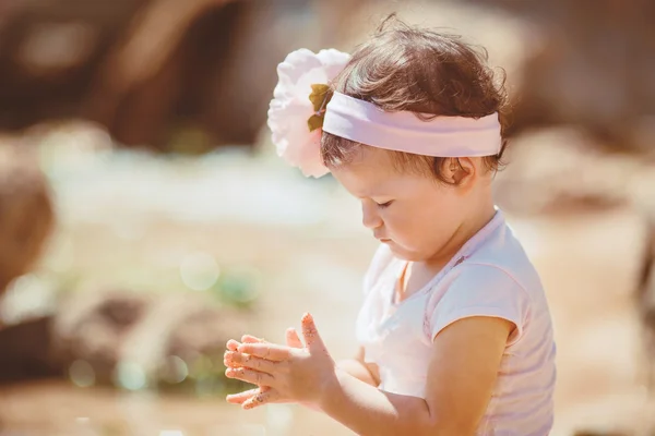 Маленькая девочка на прогулке летом на открытом воздухе — стоковое фото