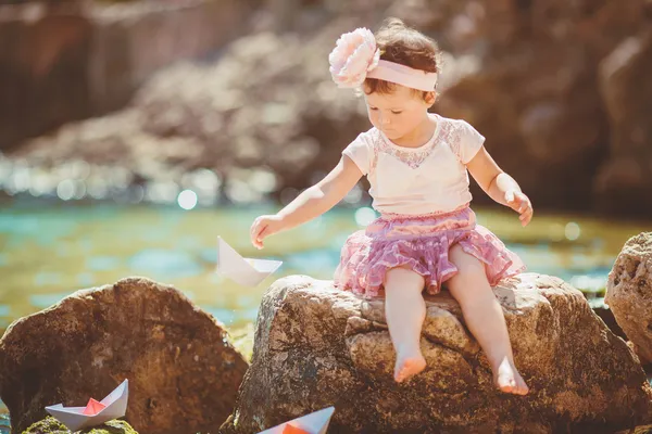 Bambina a piedi in estate all'aperto — Foto Stock