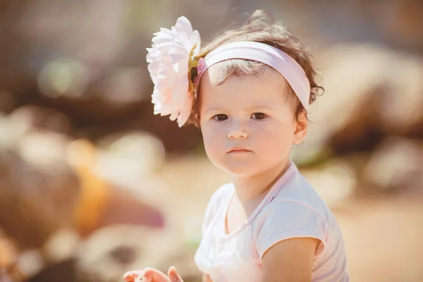 Bambina a piedi in estate all'aperto — Foto Stock