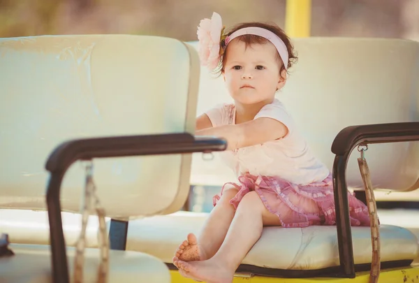 Bambina a piedi in estate all'aperto — Foto Stock