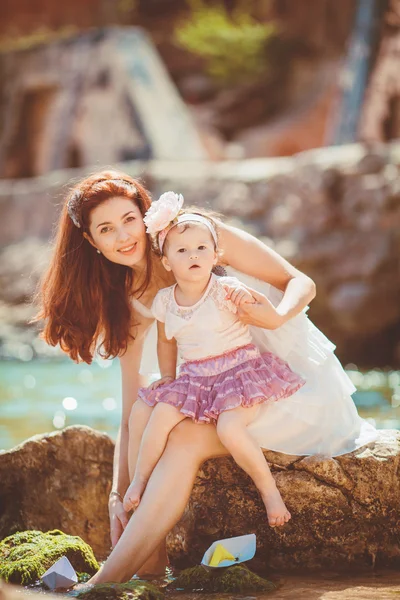 Porträtt av en lycklig familj av kvinna och barn ha roligt av det blå havet på sommaren — Stockfoto