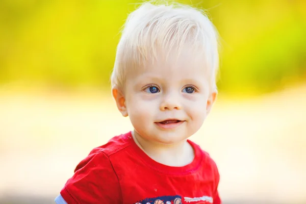 Baby boy outdoors. Close up portrait — Stock Photo, Image