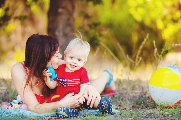 Babyjongen met zijn moeder in het park — Stockfoto