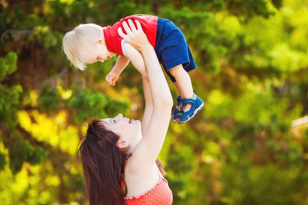 Baby boy with his mum in the park — Stock Photo, Image
