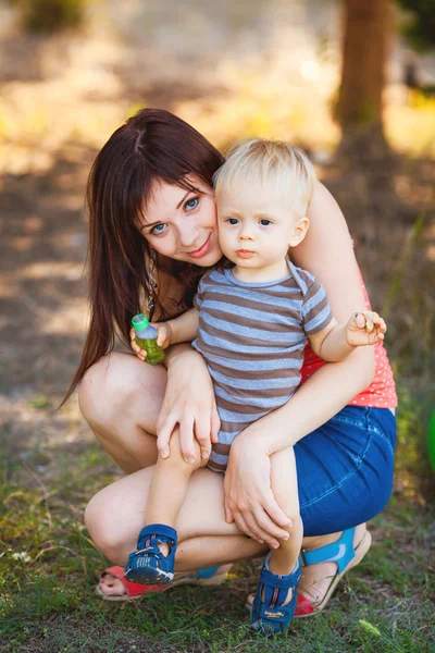 Babyjongen met zijn moeder in het park — Stockfoto