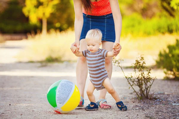 Baby boy with his mum in the park — Stock Photo, Image