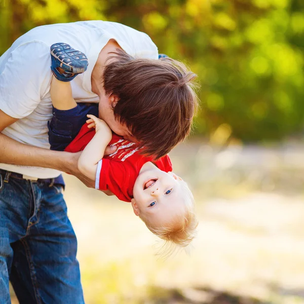 Baba ve oğul park açık yaz aylarında oynama — Stok fotoğraf