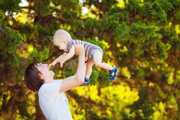 Père et Fils jouant au parc en plein air en été — Photo