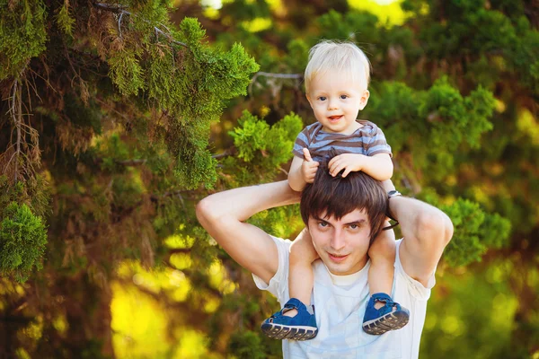 Vater und Sohn spielen im Sommer im Freibad — Stockfoto