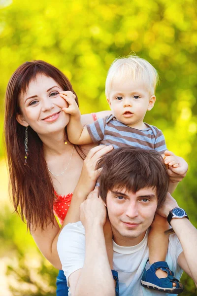 Glückliche Familie, die Spaß im Freien hat — Stockfoto