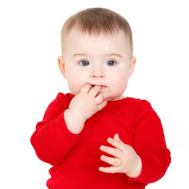 bir mutlu bir güzel bebek çocuk kız portresi lin kırmızı beyaz bir arka plan üzerinde gülümseyen mutlu oturma