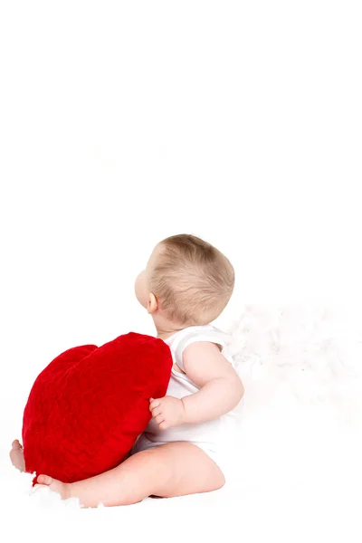 Retrato de un adorable angelito de San Valentín con corazón rojo y suave aislado sobre fondo blanco —  Fotos de Stock